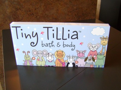 Tiny-Tillia-acrylic-table-top-display