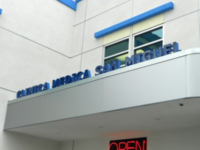 Clinica-Medica-Exposed-Neon-Channel-letters